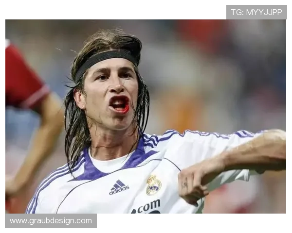 拉莫斯：从边后卫到中卫核心的战术角色演变分析