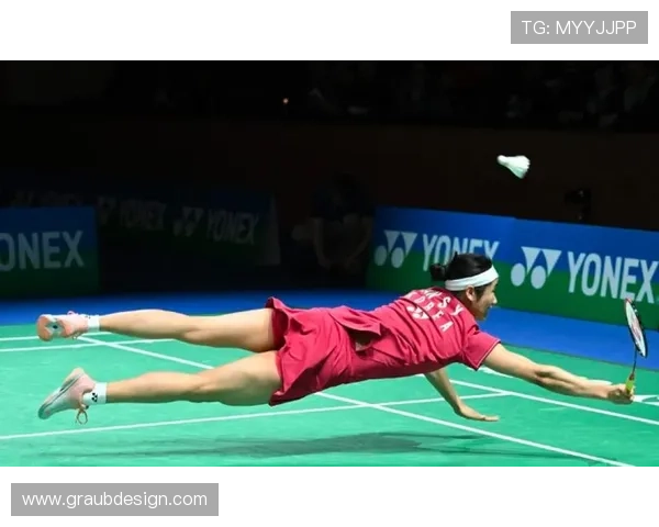 安洗莹比赛一套装备都带不起，沙发上看球还真有意思